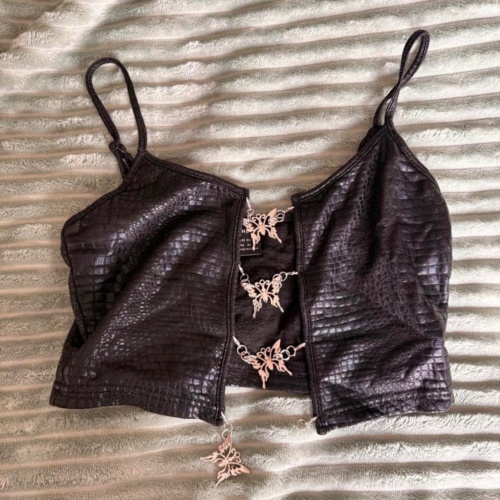 SHEIN Black Faux-Snakeskin Butterfly-Closure Crop Cami